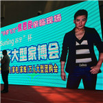 焦恩俊隨經紀人出席山東濰坊中團網蘇寧杯冠軍聯盟簽售會