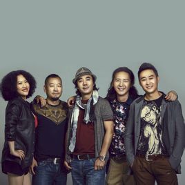 零點樂隊隨經紀人空降成都助陣大自然地板20周年慶典