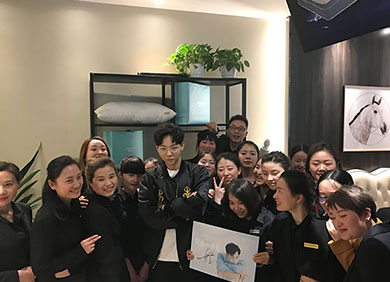 #胡夏親臨富森美# 最美四月,怎能少了胡夏... 來(lái)自富森美家居