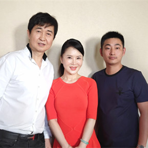 任靜、付笛聲與經(jīng)紀(jì)人李志合影